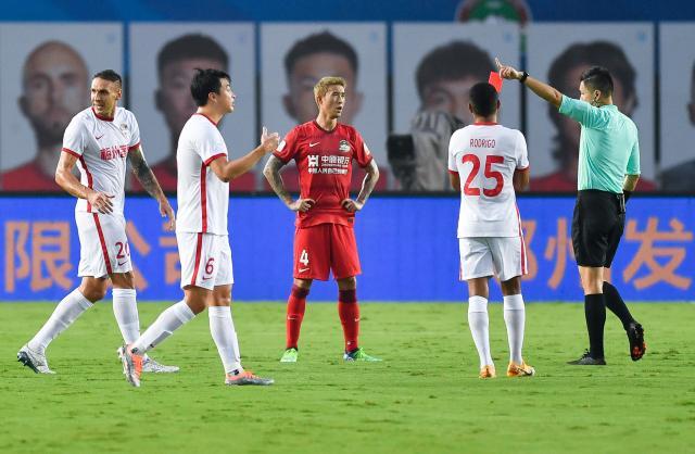 【中超】罗歆直红罚下杨意林头球 十人河南0比1梅州
