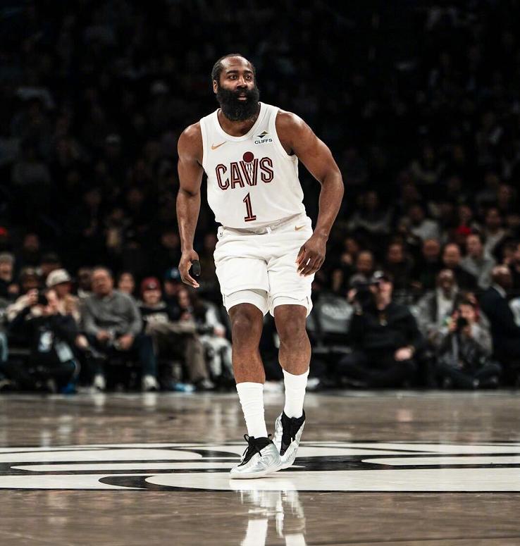 BB体育-哈登22+9+8NBA历史第三人，米神缺阵双塔37分，骑士送篮网8连败