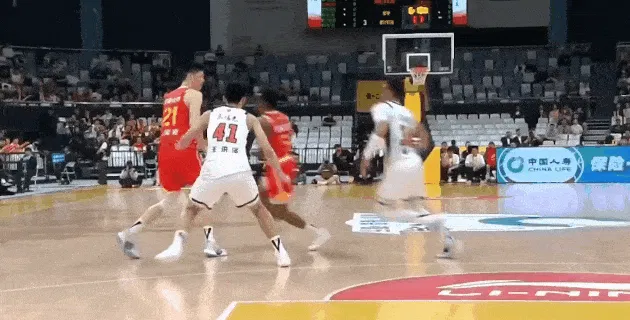 BB贝博体育下载-一打五！小巴里-布朗先过掉两人，再迎着三人防守高难度拉杆打进